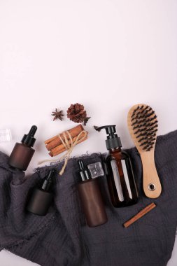 Botanik elementli Doğal Cilt Koleksiyonu ve Beyaz Arkaplanda Tahta Fırça