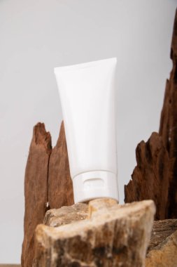 Rustik Ahşap ve Taş Arkaplanda Beyaz Cilt Tüpü