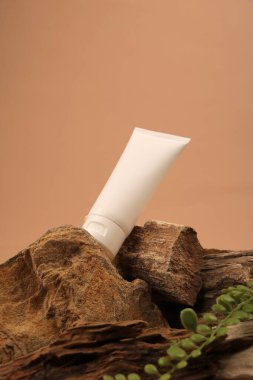 Beyaz bir masanın üzerinde boş kozmetik ambalaj.