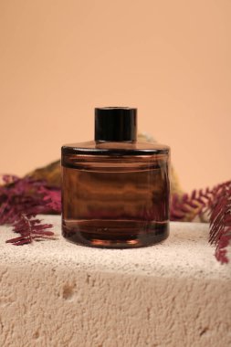 Renkli arka planda bir şişe kozmetik yağı