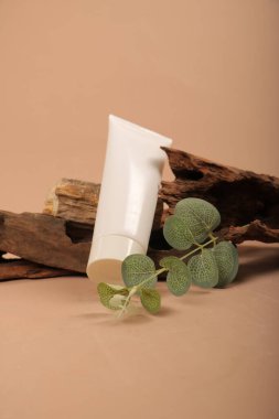 Tahta arka planda beyaz yapraklı krema.