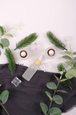 Beyaz arka planda spa ürünleri ve doğal kozmetik ürünlerinin düz konumu