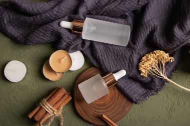 Renk arkaplanında kozmetik ürünleri olan düz konum