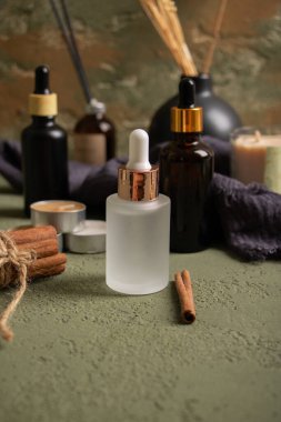 Bir şişe yağ ve tarçın çubuğu.