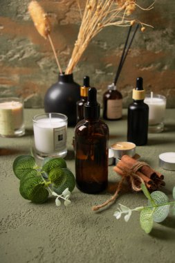 Spa konsepti. Koyu arkaplanda doğal kozmetik ürünler