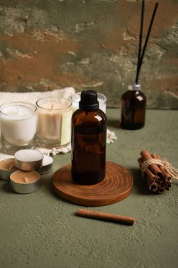 Ahşap arka planda doğal kozmetik ürünleri ve spa aksesuarlarıyla kompozisyon