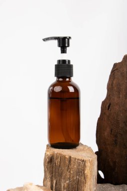 Siyah arka planda beyaz bir sıvı olan bir şişe..