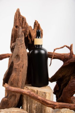 Siyah parfüm beyaz masada şişede