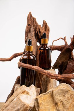 Ahşap arka planda iki şişe yağ var.