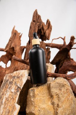 Ahşap bir arka planda yağ şişesi