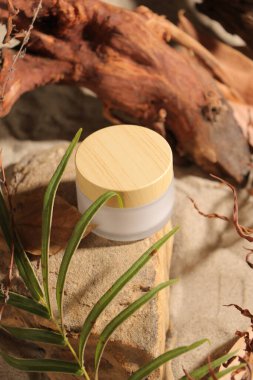 Ahşap zemin üzerinde doğal krema olan boş bir kavanoz