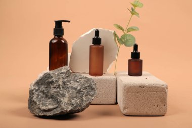 Kozmetik ürünler, serumlu şişeler ve renk arkaplanlı doğal taşlar. Doğal ürün, cilt bakımı. spa konsepti