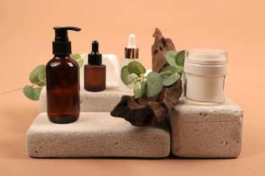 Kayanın üzerinde okaliptüs yaprağı olan doğal spa ürünü.