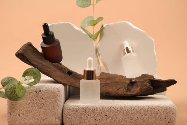 Kayanın üzerinde okaliptüs yaprağı olan doğal spa ürünü.