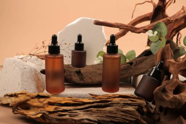 Ahşap arka planda gerekli yağ şişeleriyle kompozisyon