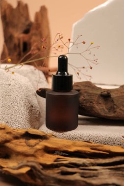 Beyaz arka planda doğal kozmetik şişesi ve yağ, düz. Metin için boşluk