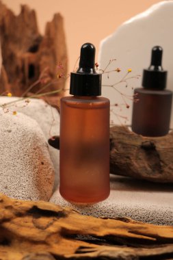 Kuru yapraklı doğal kozmetik ürünleri, ahşap masa arkasında