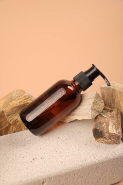 Kahverengi arka planda bir şişe kozmetik yağı ve kuru palmiye yaprağı. spa konsepti