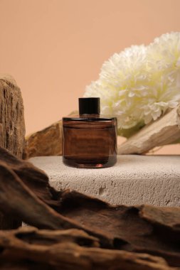 Ahşap bir arka planda parfüm şişesi