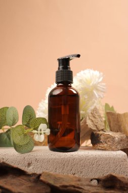 Işık arka planında gerekli yağ ve okaliptüs içeren şişe