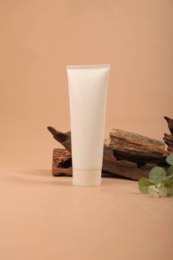Bej bir arka planda, boş etiketli kozmetik krem. Doğal güzellik konsepti.