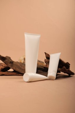 Ahşap arka planda kozmetik krem, yakın plan. Vücut için doğal ürün.