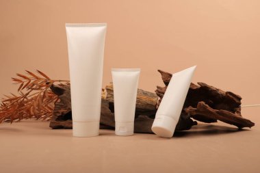 Doğal kozmetik ürünleri ve doğal ürünlerle bej arka planda. Düz yat. en üstteki görünüm