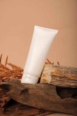 Bej arka planda doğal kozmetik ürünleri