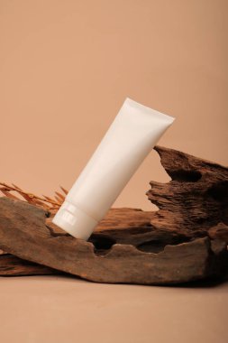 Ahşap arka planda doğal kozmetik ürünleri