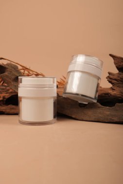 Beyaz arkaplanda boş etiketli kozmetik kaplar