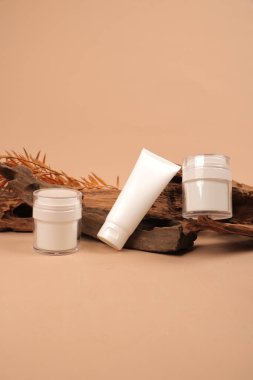 Doğal kozmetik ürünlü kozmetik şişeleri, doğal güzellik ürünü.