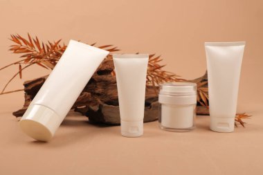 Bej arka planda kozmetik ürünleri