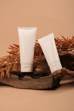 Beyaz arka planda doğal kahverengi tenli beyaz kozmetik şişesi..