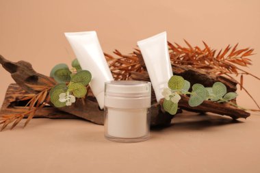 Beyaz arka plan üzerinde kozmetik krem kavanoz