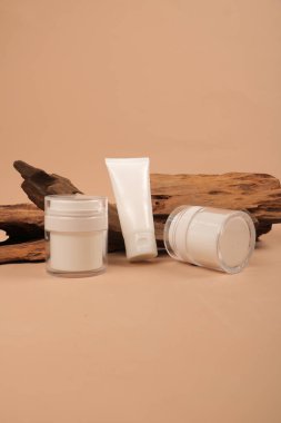 Kahverengi arka planda kozmetik ürünleri için boş paket.