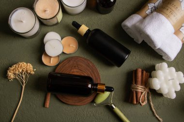 Renk arkaplan üzerinde spa aksesuarları olan kompozisyon