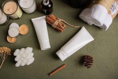 Ahşap zemin üzerinde spa ürünlerinin bileşimi