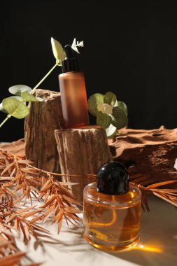 Doğal spa ürünleri, doğal kozmetik ürünleri, temel yağlar, kahverengi ahşap bir masa üzerindeki doğal yağ ve çam dalları..