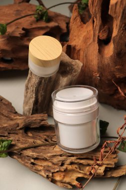 Ahşap arka planda doğal kuru yapraklı kozmetik ürünleri