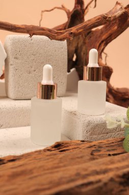 Ahşap arka planda serum ve yüz maskesi şişeleri