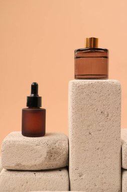 Bej arkaplanda bir şişe serum, metin için boşluk