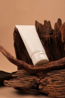 Ahşap arka planda beyaz kremalı krema..