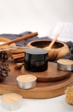 Beyaz masa üzerinde doğal spa ürünleri içeren kompozisyon