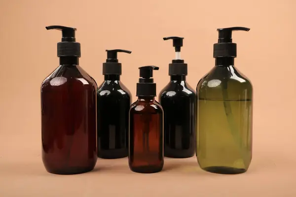 Vücut losyonu ve şampuan şişeleri, beyaz üzerine izole edilmiş.