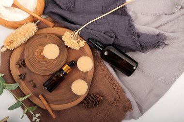 Spa ürünleri ve açık arkaplanda ahşap tahta bileşimi