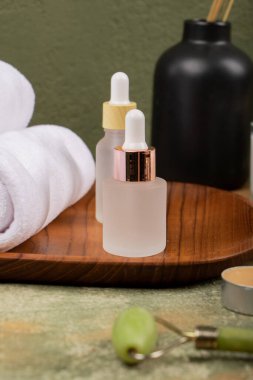 Ahşap masada bir şişe sabun ve havlu.