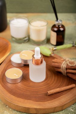 Tahta masadaki doğal spa ürünleri.