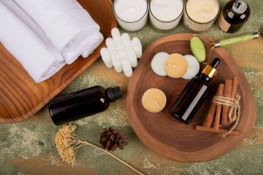 Ahşap arka planda farklı kozmetik ürünleri içeren kompozisyon