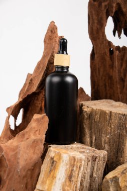 Doğal yağlı şişe, ahşap arka planda..