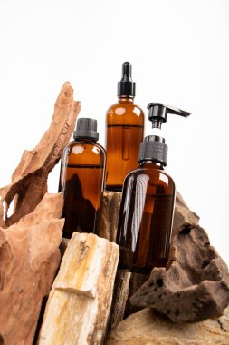 Beyaz arka planda doğal taşları olan spa ürünleri